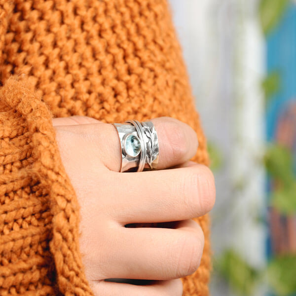Ambachtelijke zilverkleurige spinnerring met blad in aquamarijnlook