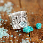 Ambachtelijke zilverkleurige spinnerring met blad in aquamarijnlook