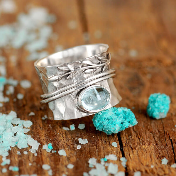 Ambachtelijke zilverkleurige spinnerring met blad in aquamarijnlook