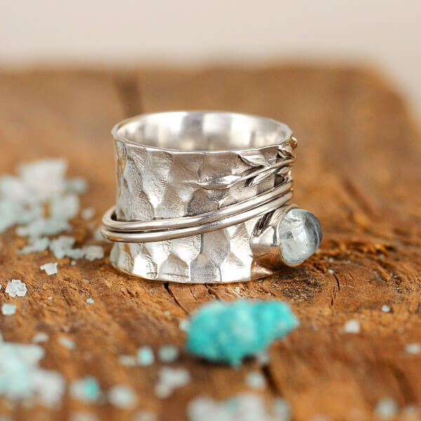 Ambachtelijke zilverkleurige spinnerring met blad in aquamarijnlook