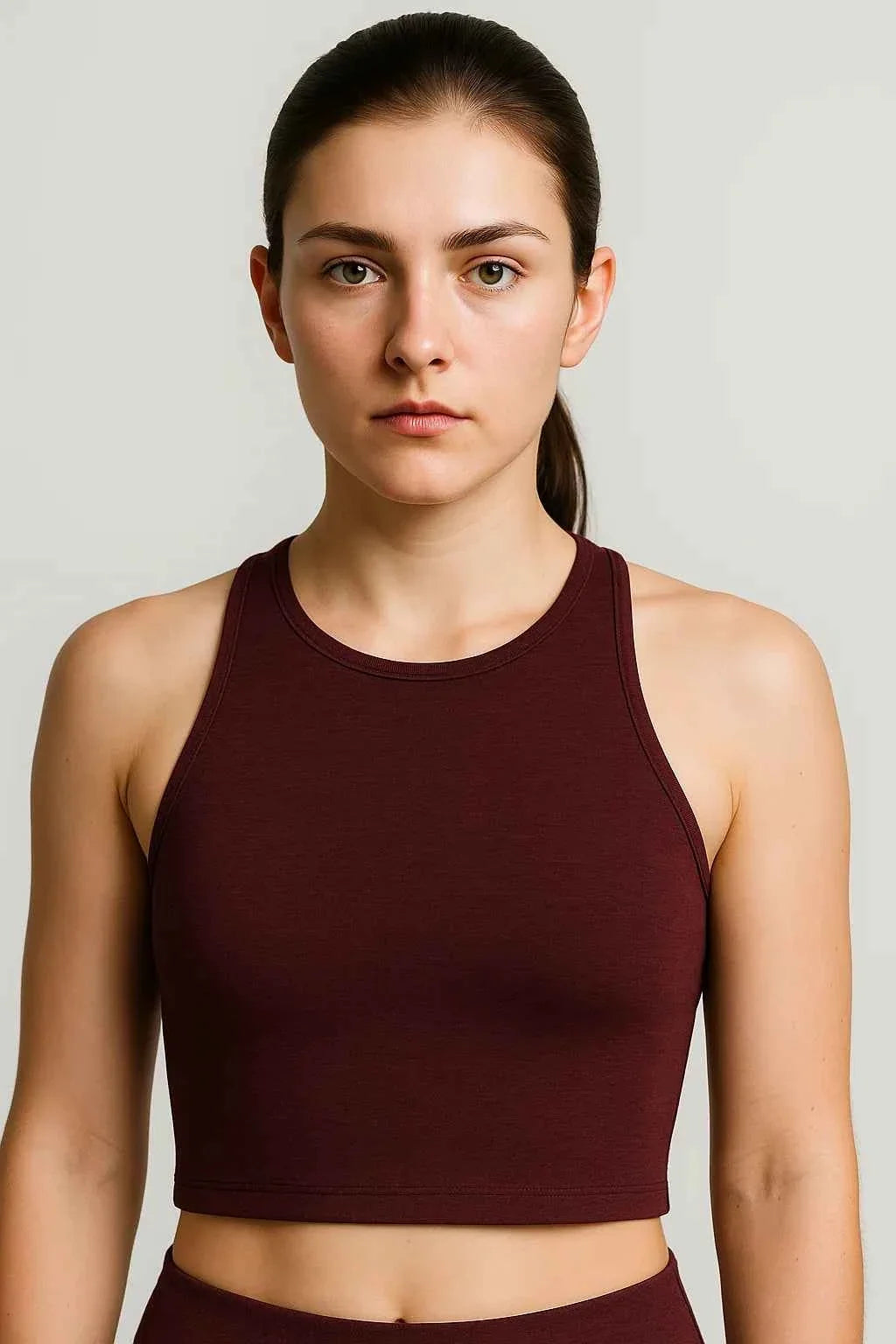 Croptop met hoge hals, racerback, shelf bra en stretch