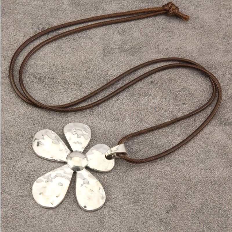 Minimalistische ketting met gehamerde asymmetrische bloemhanger