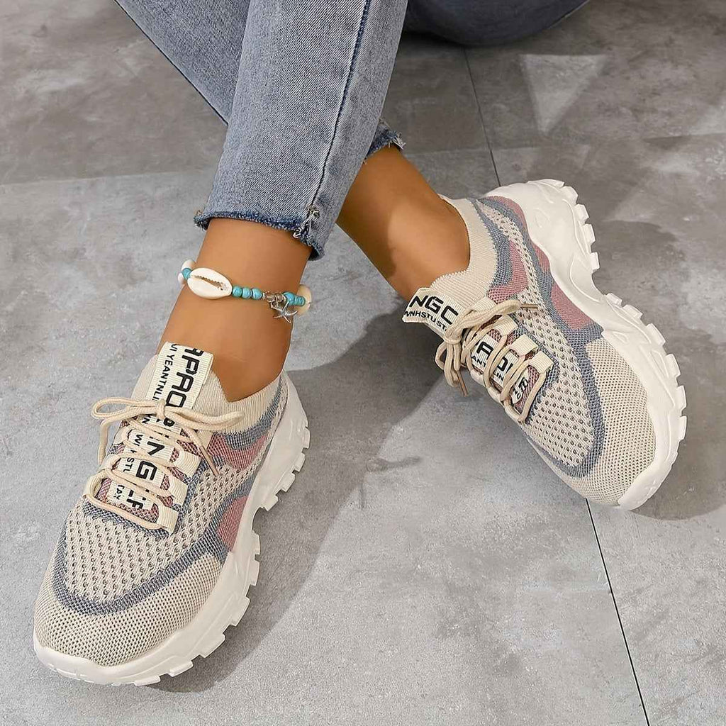 Ademende mesh sneakers met gedempte zool en vetersluiting