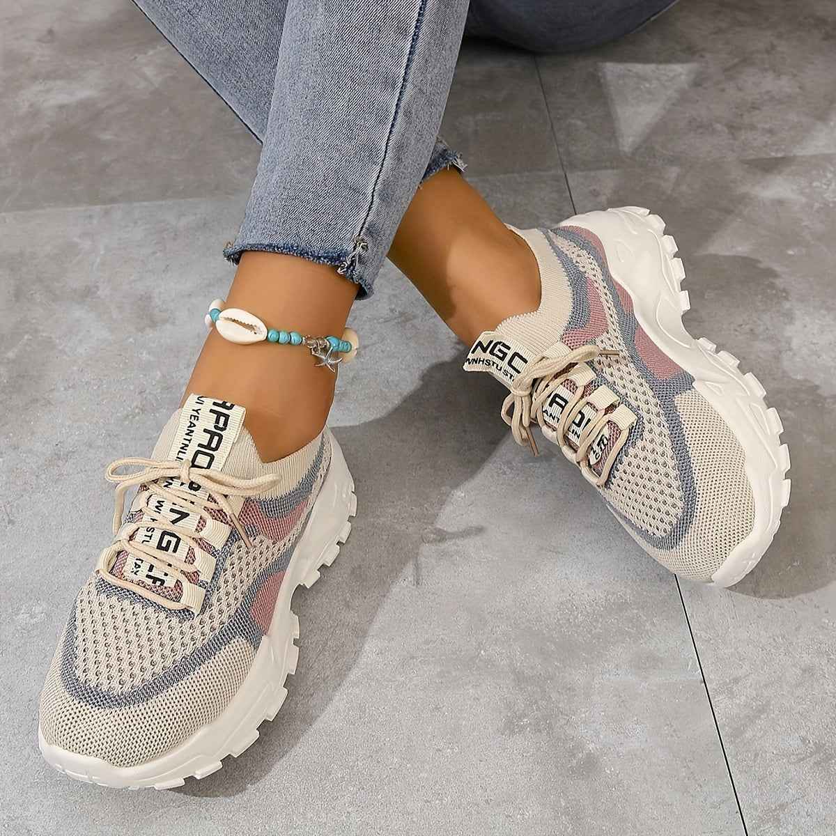 Ademende mesh sneakers met gedempte zool en vetersluiting