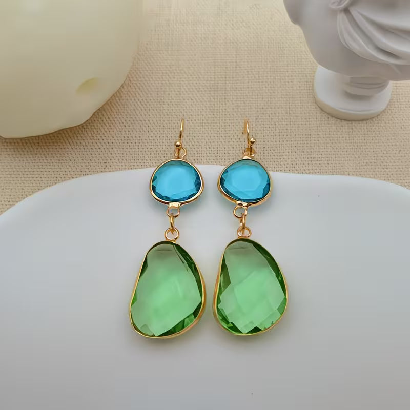 Goudkleurige minimalistische oorhangers met peridotlook