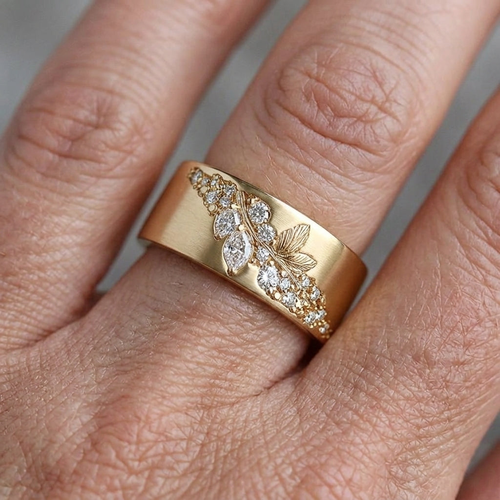 Ring i vintagestil med smaragd-look og guldfarvet skinne