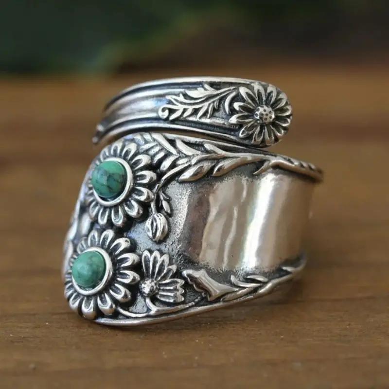 Zilverkleurige brede bandring met bloemen en turkoois in vintagestijl
