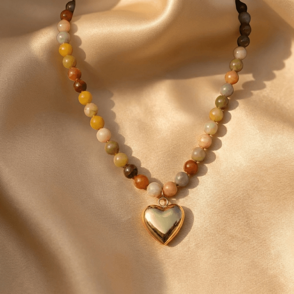Handgemaakte bohemian ketting met hart van stenen kralen