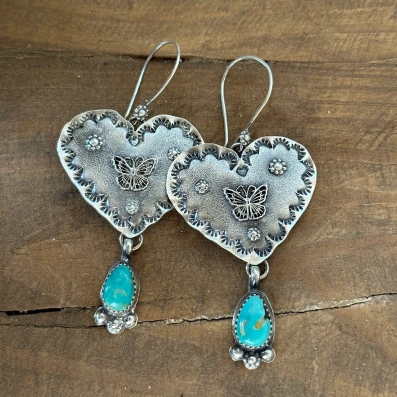 Ambachtelijke boho oorbellen met turquoise hart en vlinder