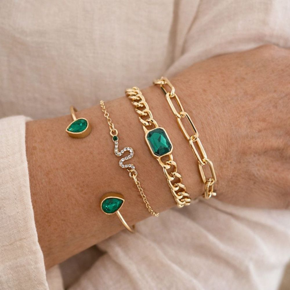 Pakket kristalarmbanden in groen met goudkleurige details