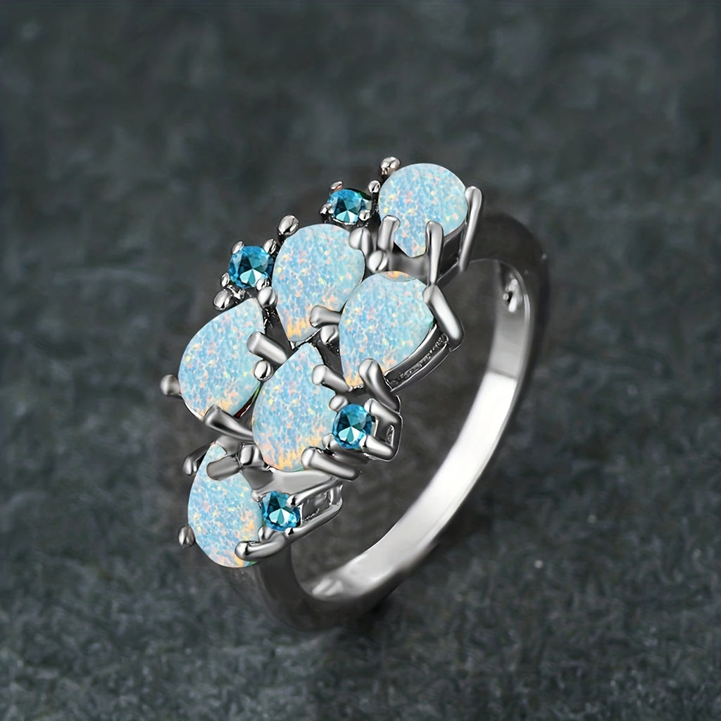 Klassieke clusterring met waterdruppels in opaallook in drie kleuren