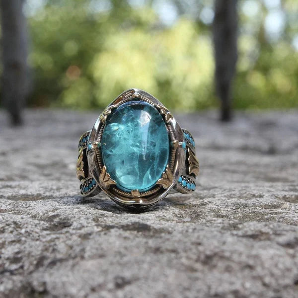 Udskåret ring med safir-look