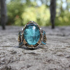 Udskåret ring med safir-look