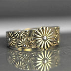 Goudkleurige bandring met madeliefjespatroon