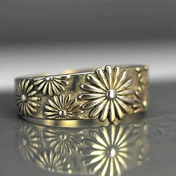Goudkleurige bandring met madeliefjespatroon