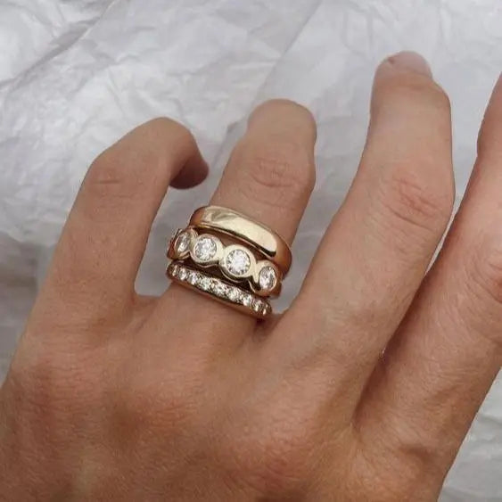 Gesmede briljante goudkleurige ringenset