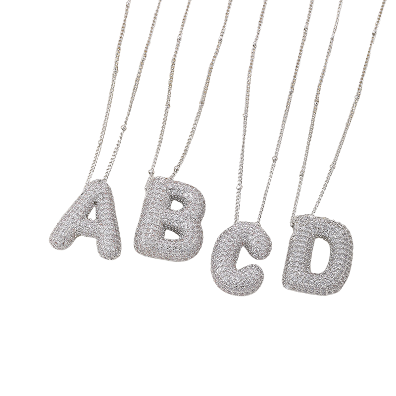 Ketting met bubbelletter-initiaal in twee metaalkleuren