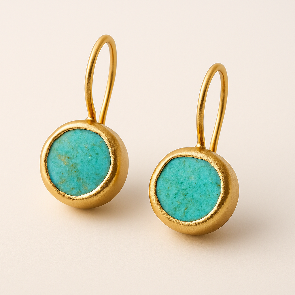 Goudkleurige oorbellen met ronde turquoise steen