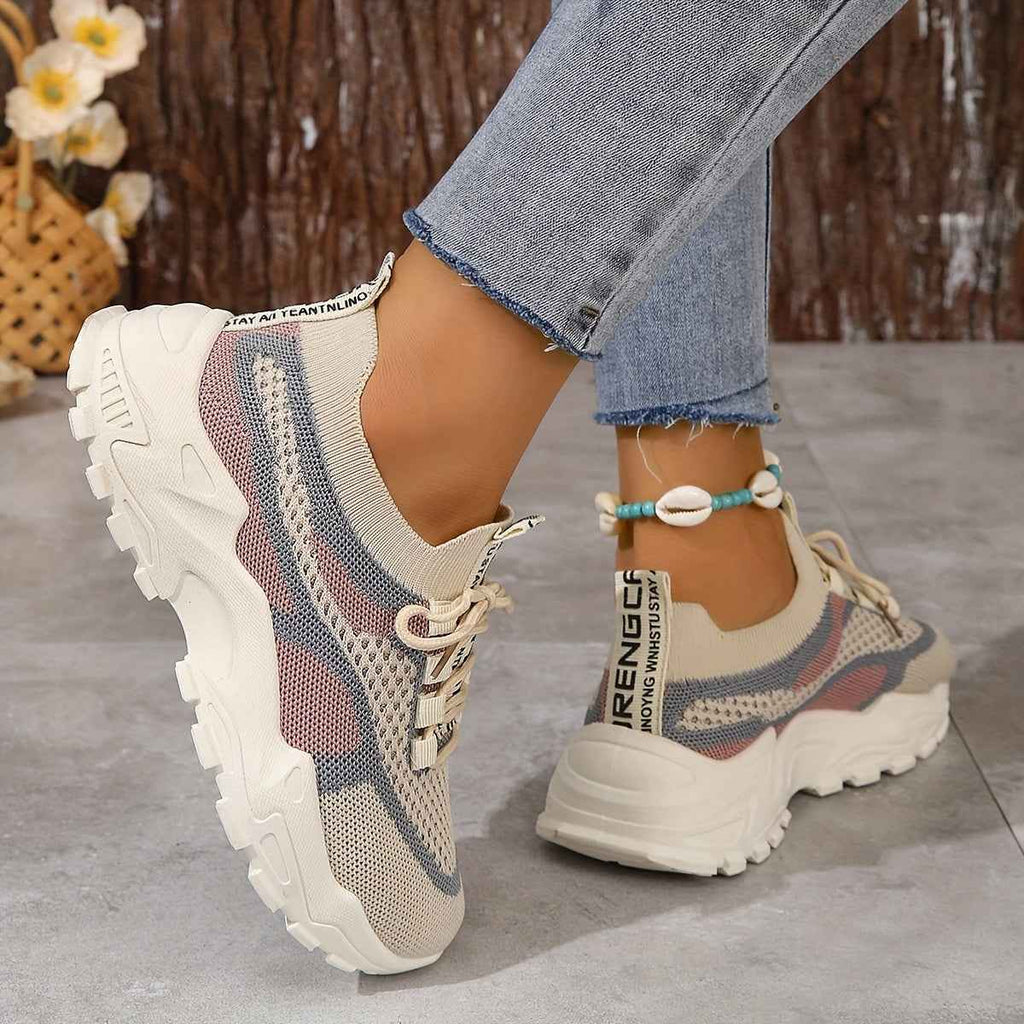 Ademende mesh sneakers met gedempte zool en vetersluiting