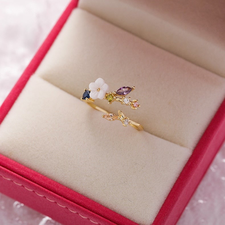 Ring met kristallen bloem en bloemblaadzetting