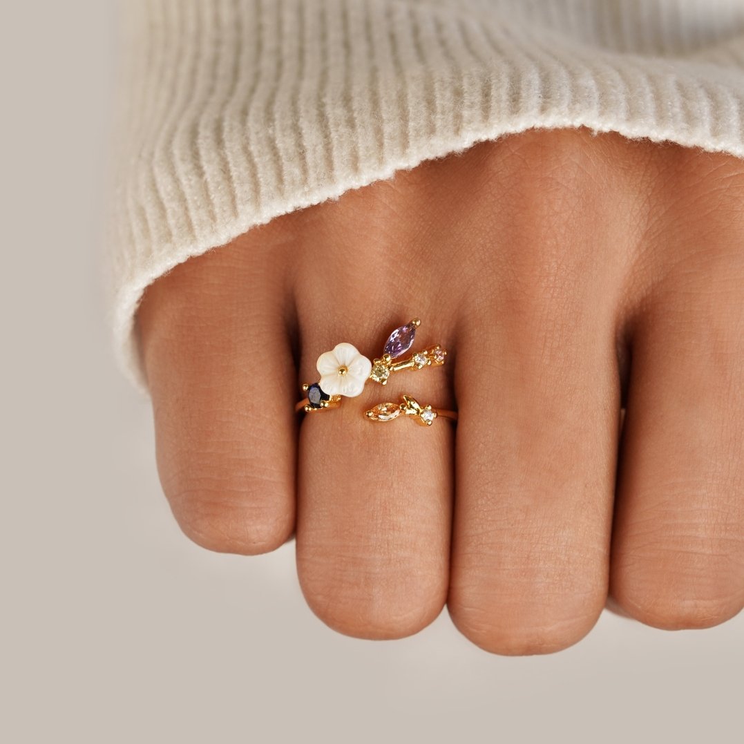 Ring met kristallen bloem en bloemblaadzetting