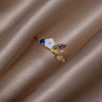 Ring met kristallen bloem en bloemblaadzetting
