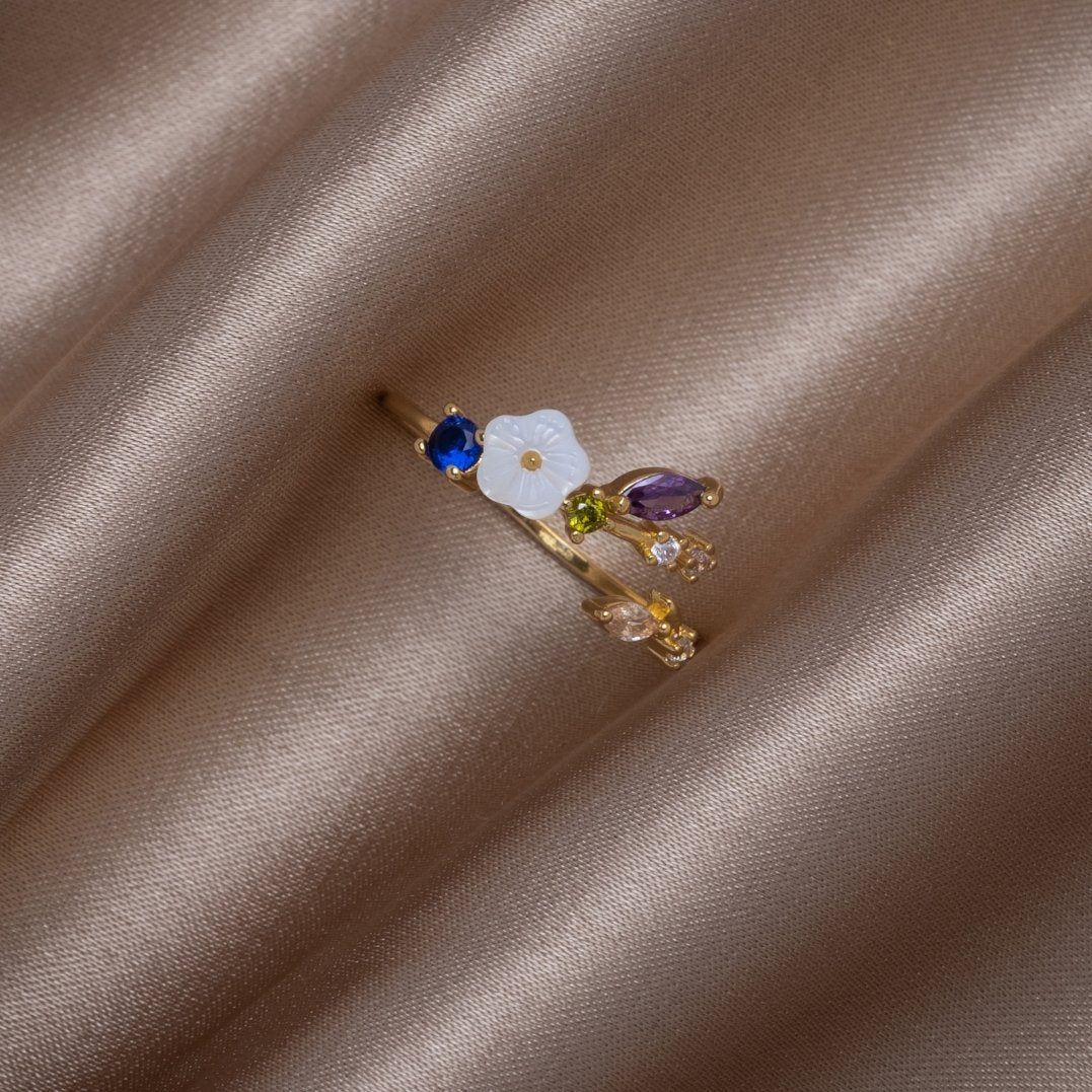Ring met kristallen bloem en bloemblaadzetting