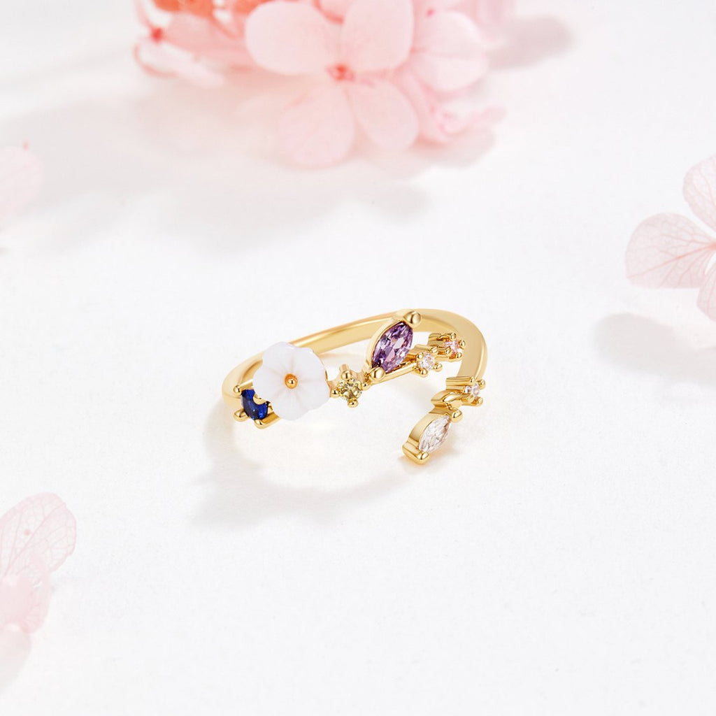 Ring met kristallen bloem en bloemblaadzetting