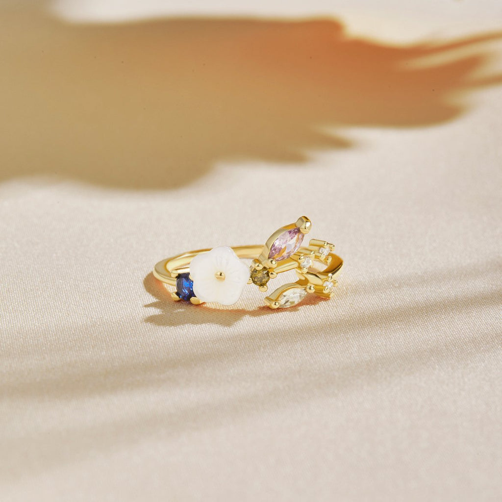 Ring met kristallen bloem en bloemblaadzetting