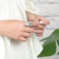 Ring med månesten-look og fin skinne