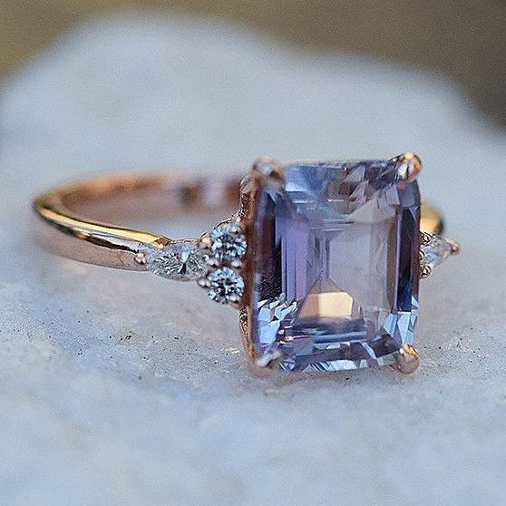 Ring met blauw en violet kristal in vintagestijl