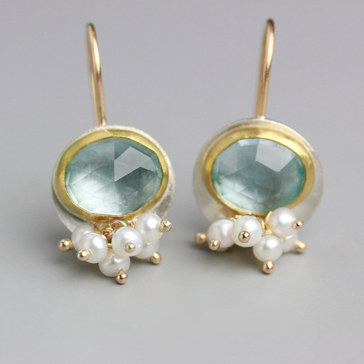 Brincos com Pedra Azul-Clara e Cacho de Pérolas Estilo Vintage