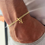 Pulseira com Inicial e Cruz em Tom Dourado