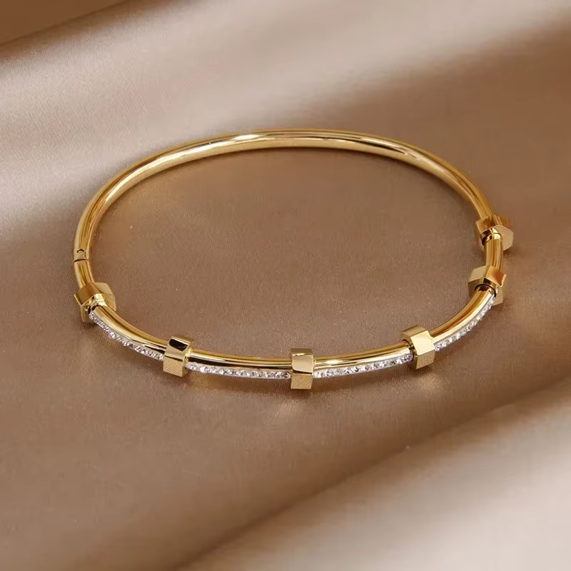 Goudkleurige armband met een rij fonkelende stenen