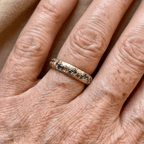 Guldfarvet ring med række af flerfarvede krystaller
