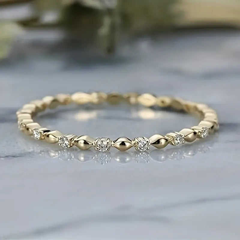 Klassieke vergulde ring met zirkonia-accent in diamantlook