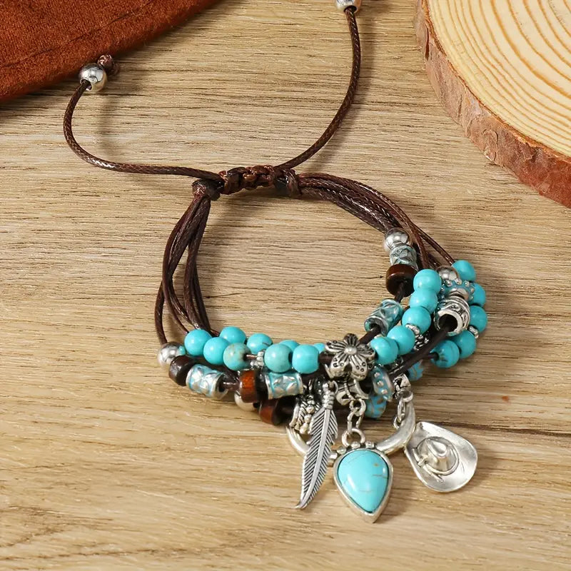 Turquoise kralenarmband met hangende bedels