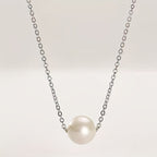 Witgoudkleurige ketting met witte imitatieparel als hanger