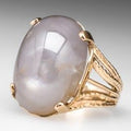 Goudkleurige ring met witte heldere steen in vintagestijl