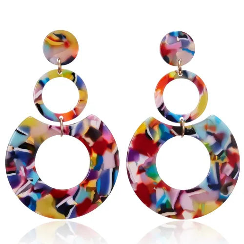 Boucles d'oreilles statement goutte en résine colorée d'inspiration vintage