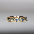 Vintage goudkleurige gesmede ring ingelegd met kleurrijke zirkonia