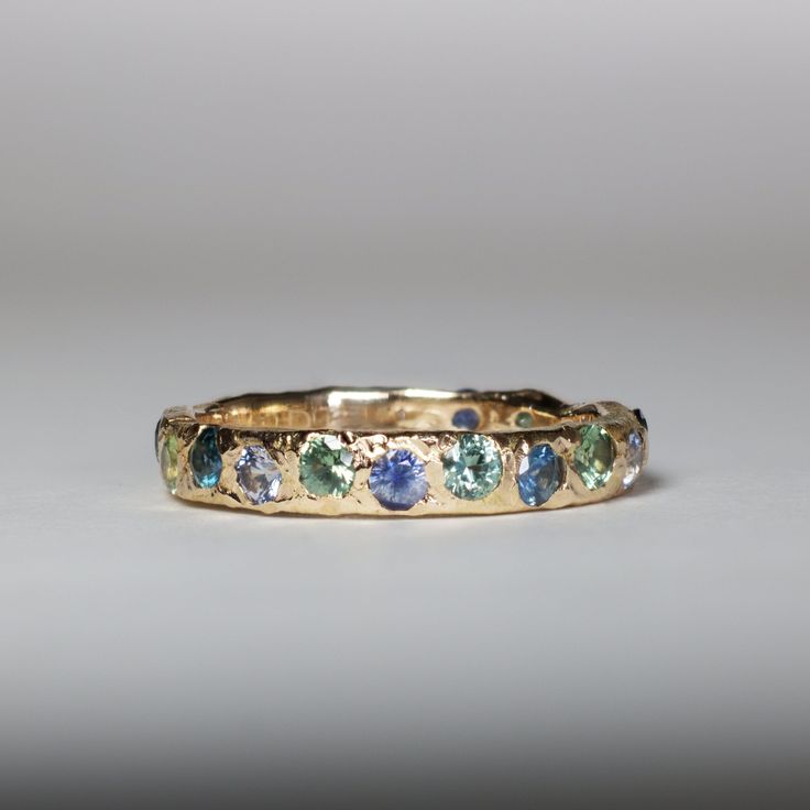 Vintage goudkleurige gesmede ring ingelegd met kleurrijke zirkonia
