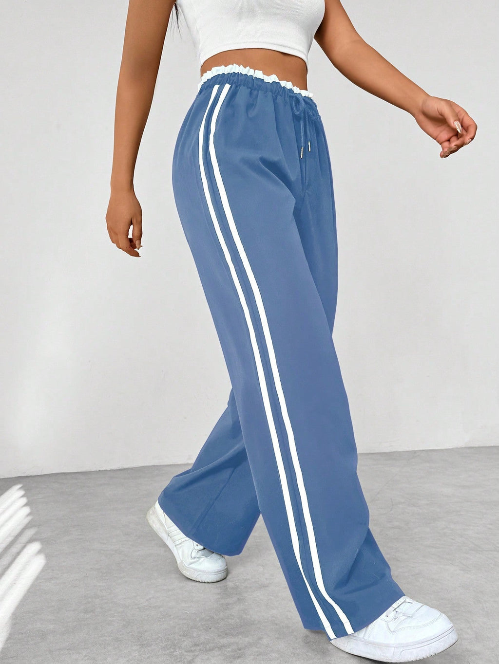 Katoenen joggingbroek met wijde pijpen, zijstrepen en koord
