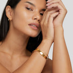 Goudkleurige gedraaide golfbangle