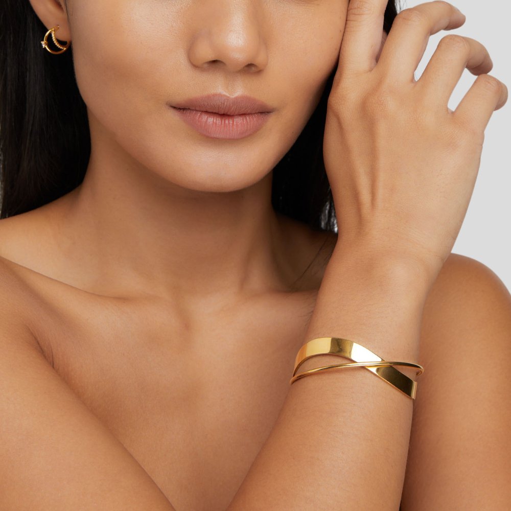 Goudkleurige gedraaide golfbangle