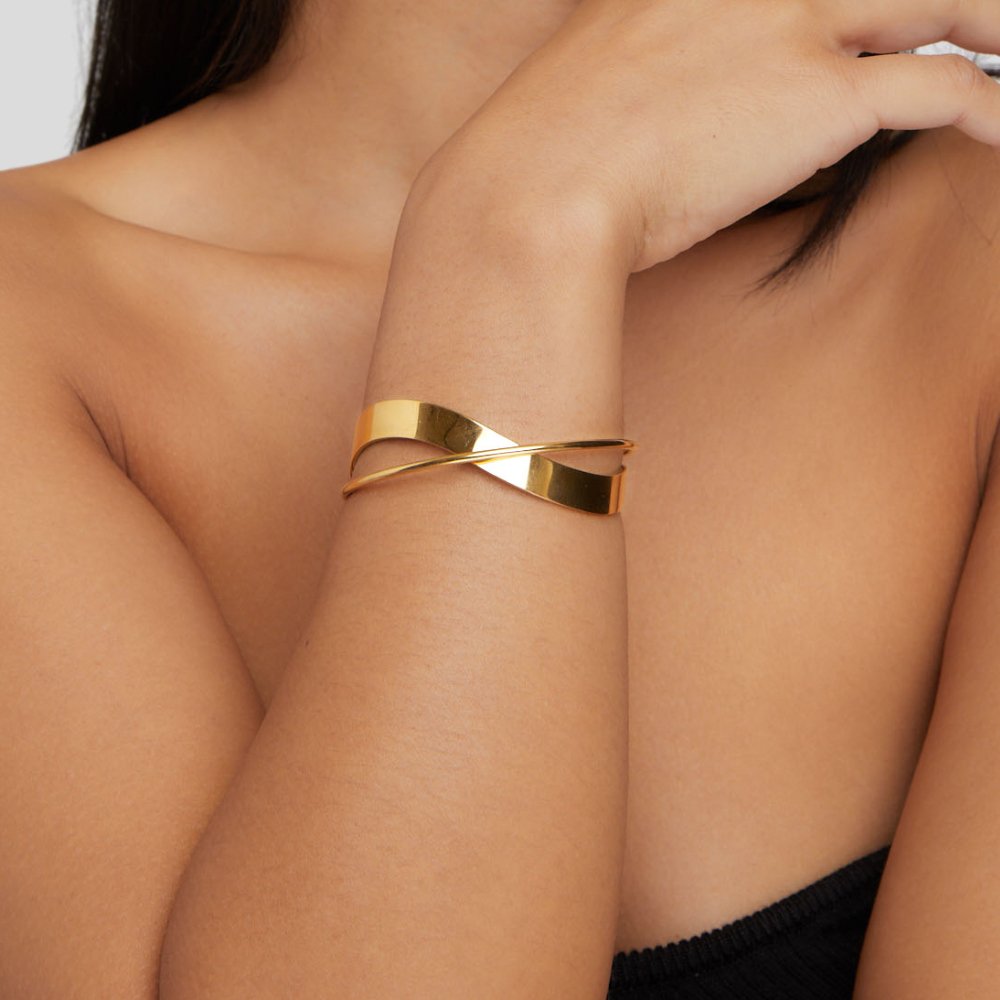Goudkleurige gedraaide golfbangle