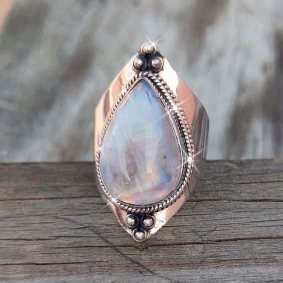 Vintage zilverkleurige ring met maansteendruppel