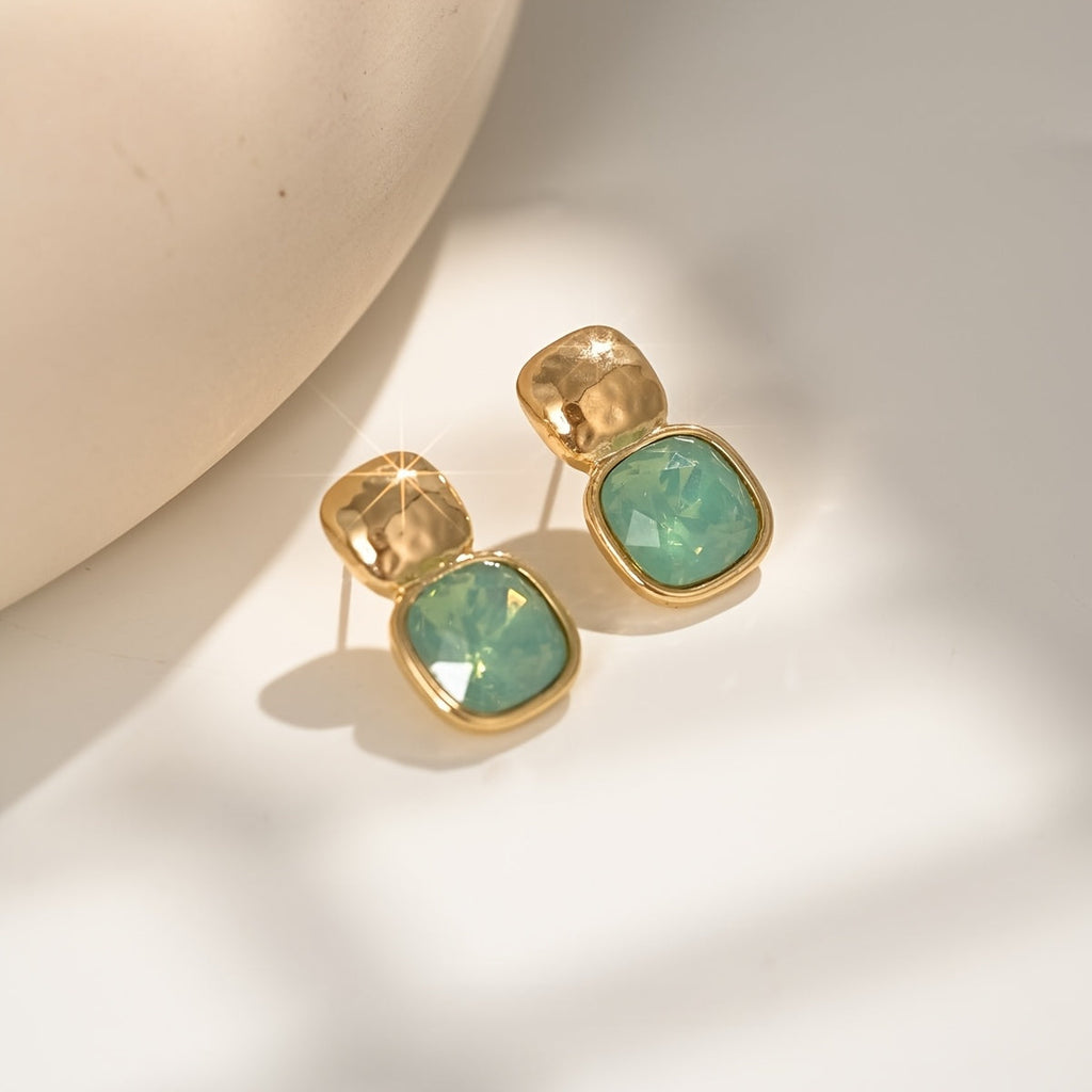 Goudkleurige oorknopjes met vierkante turquoise steen