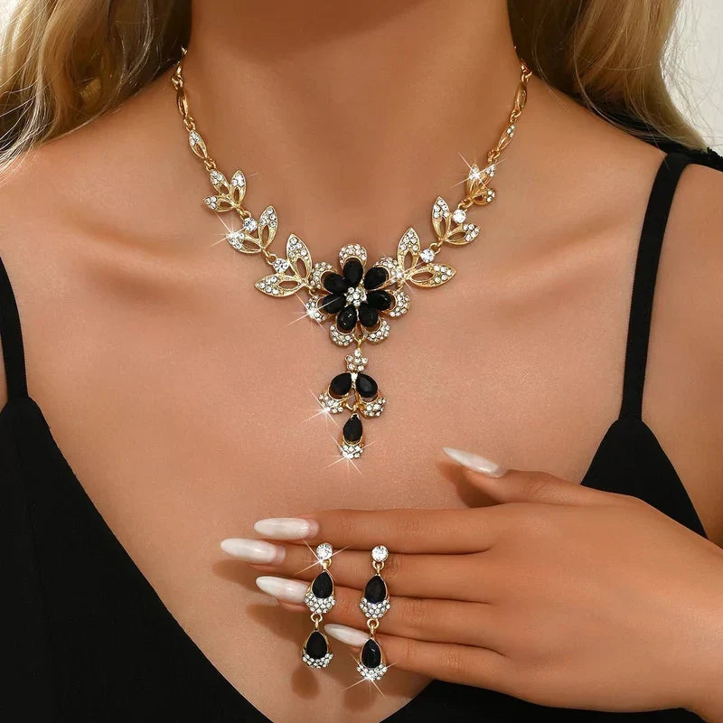Set van ketting en oorbellen met bloemen in diamantlook
