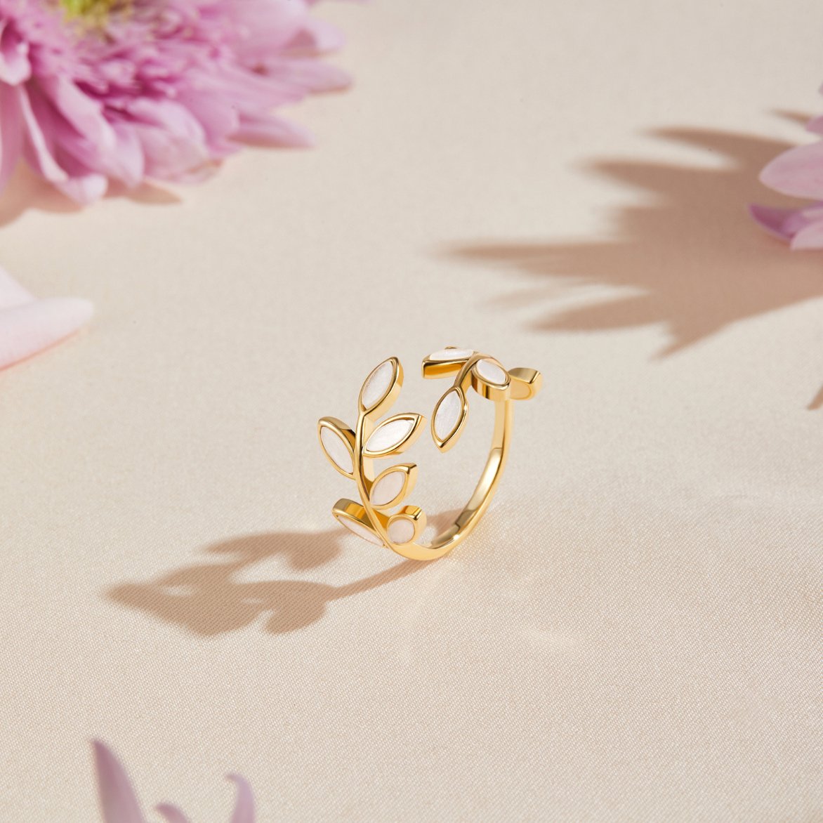 Leaf Band Ring in 18K Gold-Plated Brass